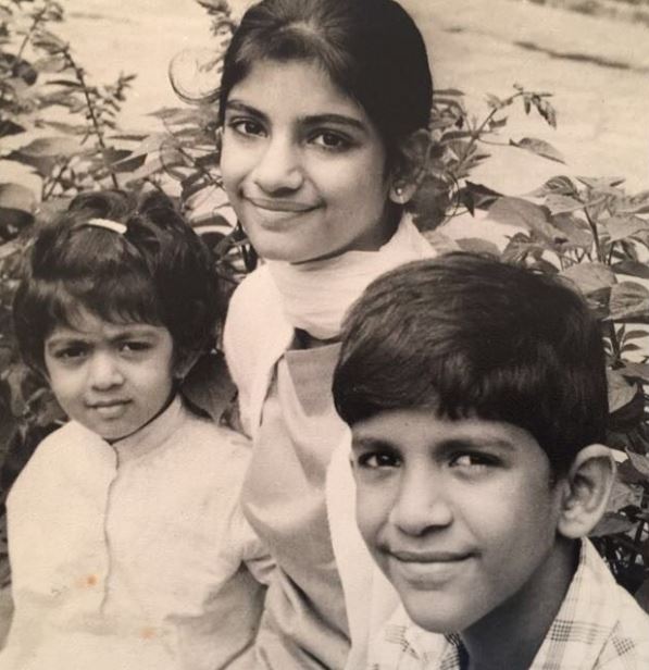 Anand Mahinder (derecha) en sus d&iacute;as de infancia con sus hermanas