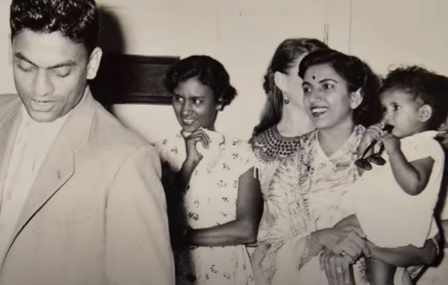 Anand Mahindra como un beb&eacute; en el regazo de su madre