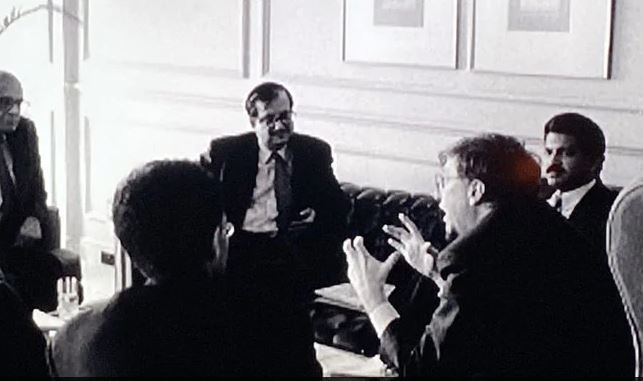 Anand Mahindra (extrema derecha) con Bill Gates durante su visita a la India en 1997
