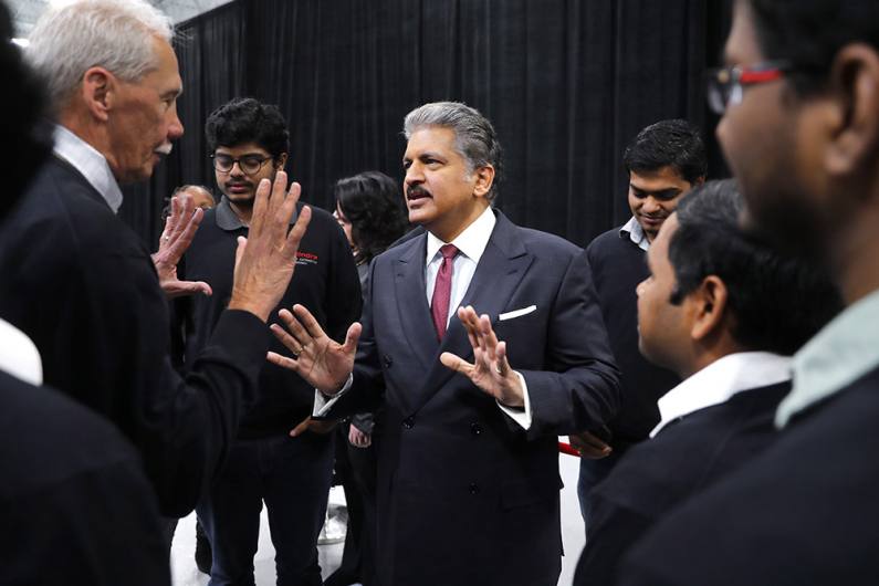 Anand Mahindra habla con sus empleados en Auburn, Michigan