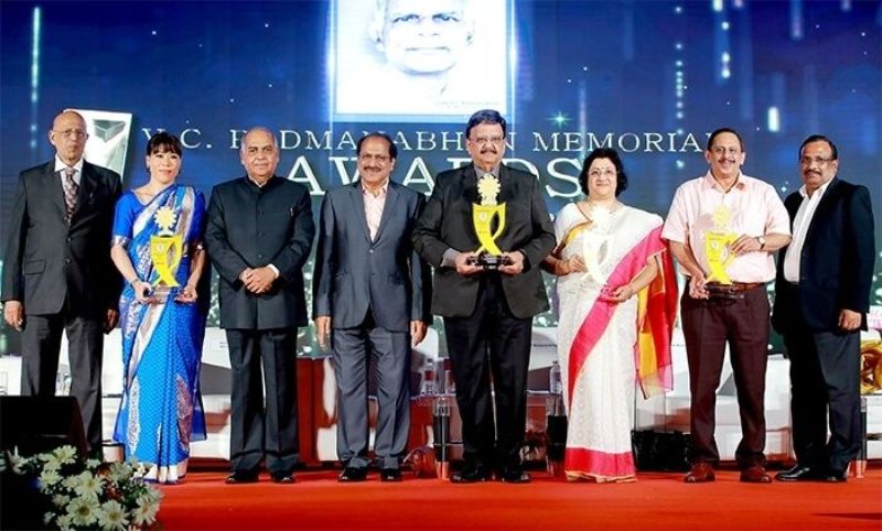 Arundhati Bhattacharya con su premio en 2018