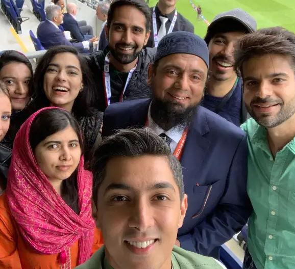 Asser Malik y Malala Yousafzai con sus amigos en un partido de cricket