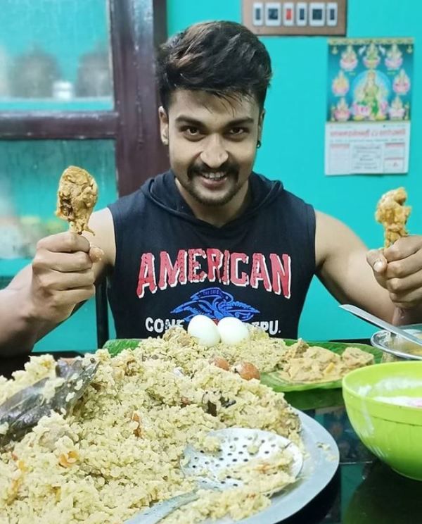 Bala Hasan disfrutando de su comida no vegetariana.