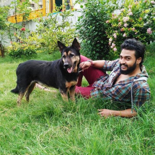 Bala Hasan posando con su perro mascota
