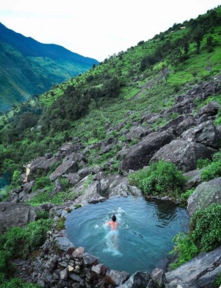 Foto de hombre nadando en un arroyo de agua