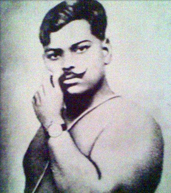 Chandra Shekhar Azad mientras usa un Janeau