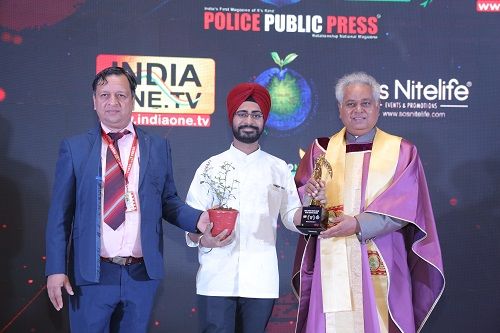 Harneet Jolly recibe el premio Mega Achievers