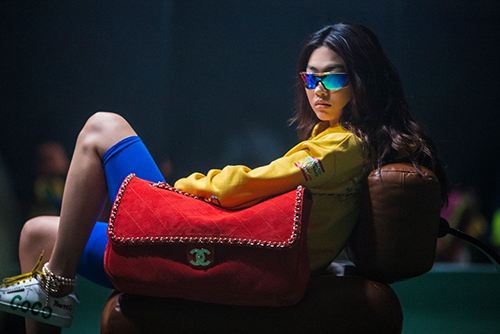 Jung Ho-yeon en una escena del video promocional de la colecci&oacute;n c&aacute;psula colaborativa de Pharrell Williams y Chanel