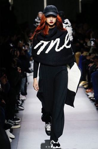 Jung Ho-yeon caminando por la rampa de Adidas con su color de pelo rojo ardiente