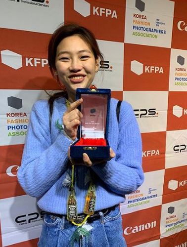 Jung Ho-yeon con su premio de Novato del A&ntilde;o presentado por la Asociaci&oacute;n de Fot&oacute;grafos de Moda de Corea