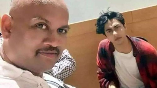 Kiran Gosavi con Aryan Khan