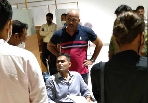 Kiran Gosavi con Sameer Wankhede despu&eacute;s de la redada del crucero