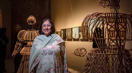 Kiran Nadar con una escultura en su museo de arte en Delhi.