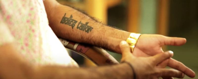 Tatuaje Ladies Tailor en el brazo de Manish Arora