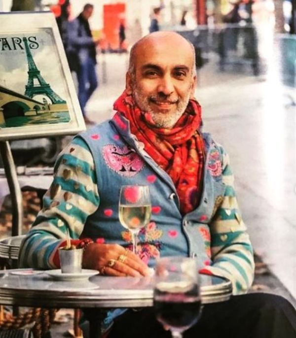 Manish Arora con una copa de vino