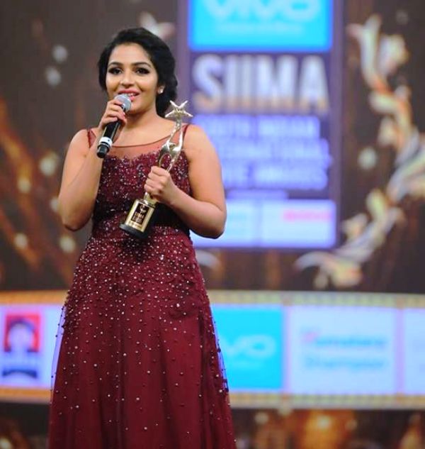 Rajisha Vijayan con su premio IIFA