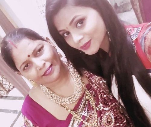 Riddhi Gupta con su madre