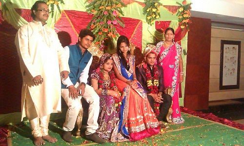 Riddhi Gupta con sus padres y su hermano en una boda