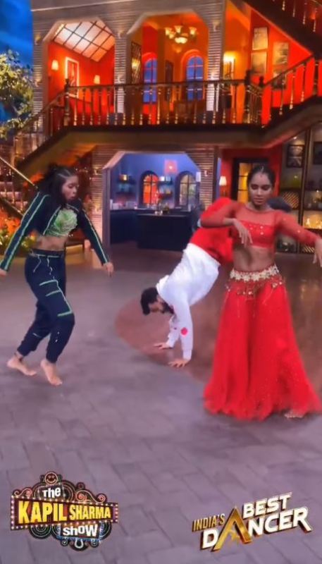 Saumya Kamble (derecha) mientras da una actuaci&oacute;n de baile en The Kapil Sharma Show