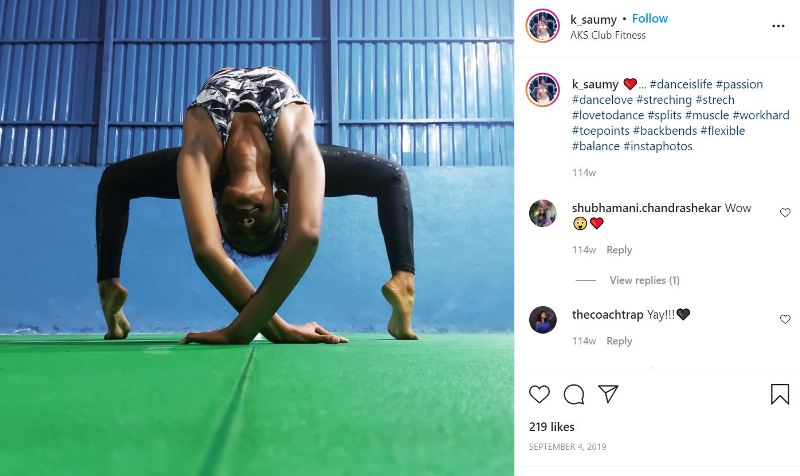 Saumya Kamble mientras hace posturas de yoga