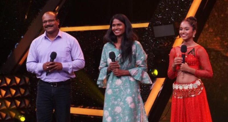 Saumya Kamble con sus padres