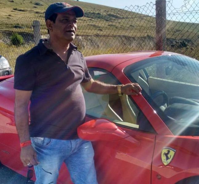 Sharad posando con su auto