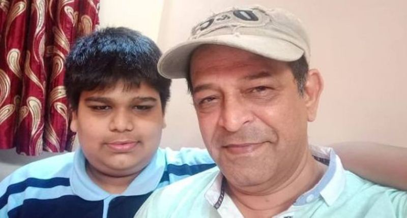 Sharad con su hijo