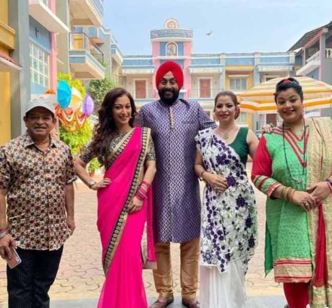 Sharad con el equipo de TMKOC
