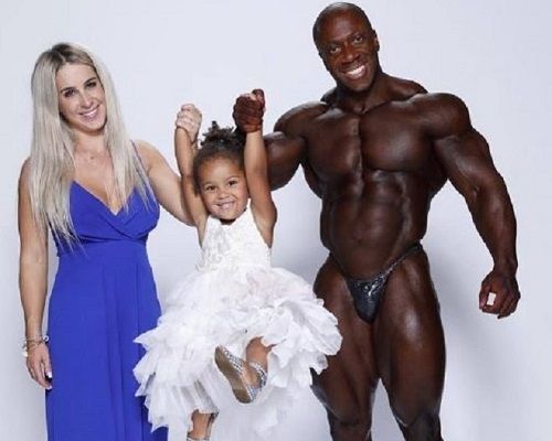 Shawn Rhoden con su hija y ex esposa