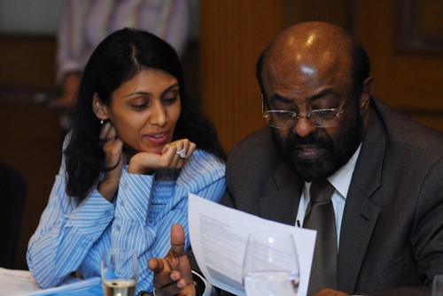 Shiv Nadar y su hija, Roshni Nadar durante una conferencia