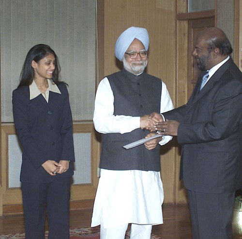 Shiv Nadar y su hija, Roshni Nadar entregan un cheque para el Fondo de Ayuda del Primer Ministro