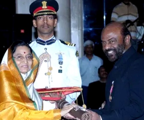 Shiv Nadar recibe el Padma Bhushan del entonces presidente de la India, Pratibha Patil