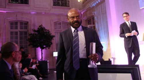 Shiv Nadar con el Gran Premio BNP Paribas de Filantrop&iacute;a Individual