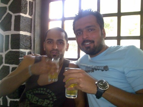 Varun Bangera con su amigo