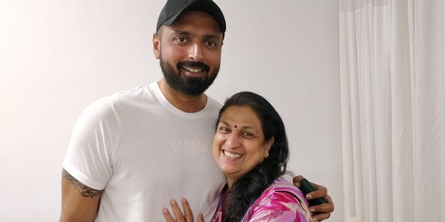 Varun Bangera con su madre