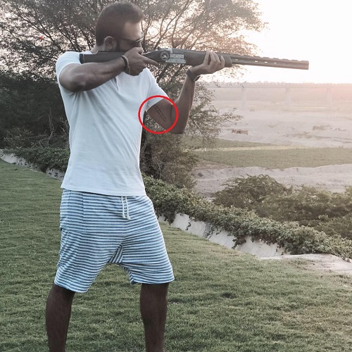 Tatuaje de Varun Bangera en su b&iacute;ceps izquierdo