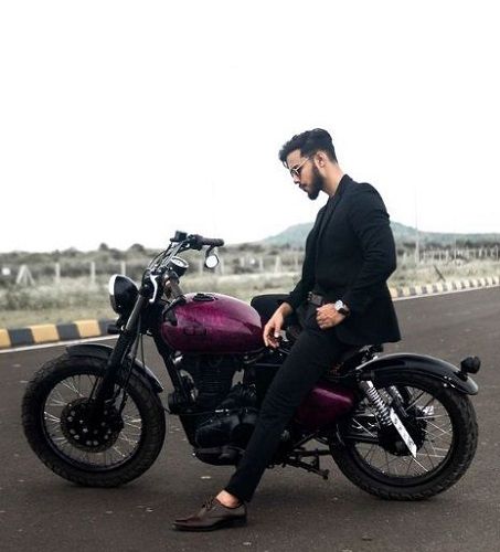 Vijay Mahar posando en su motocicleta Bobber