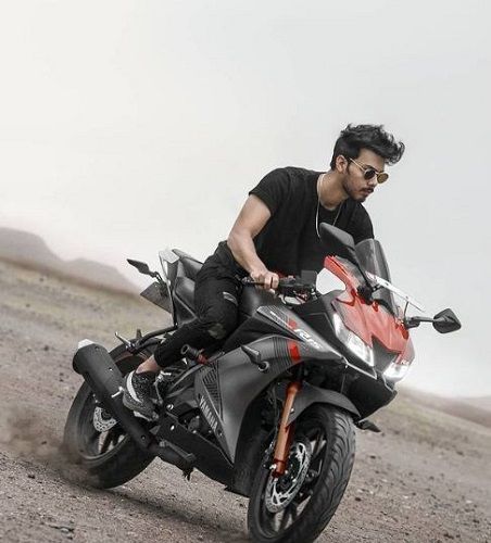 Vijay Mahar en su motocicleta