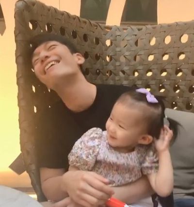Wi Ha-joon con su sobrina