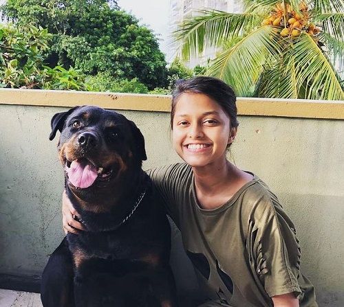 Yohani y su perro mascota