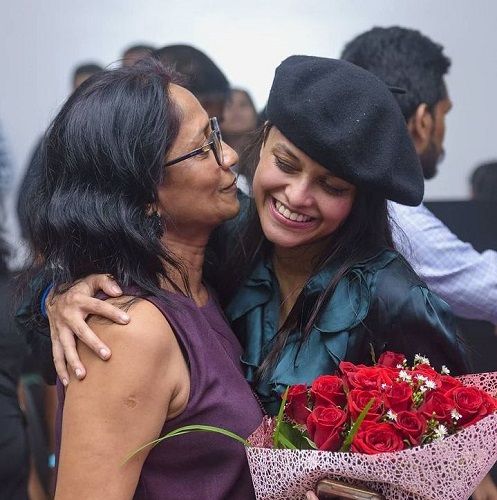 Yohani con su madre