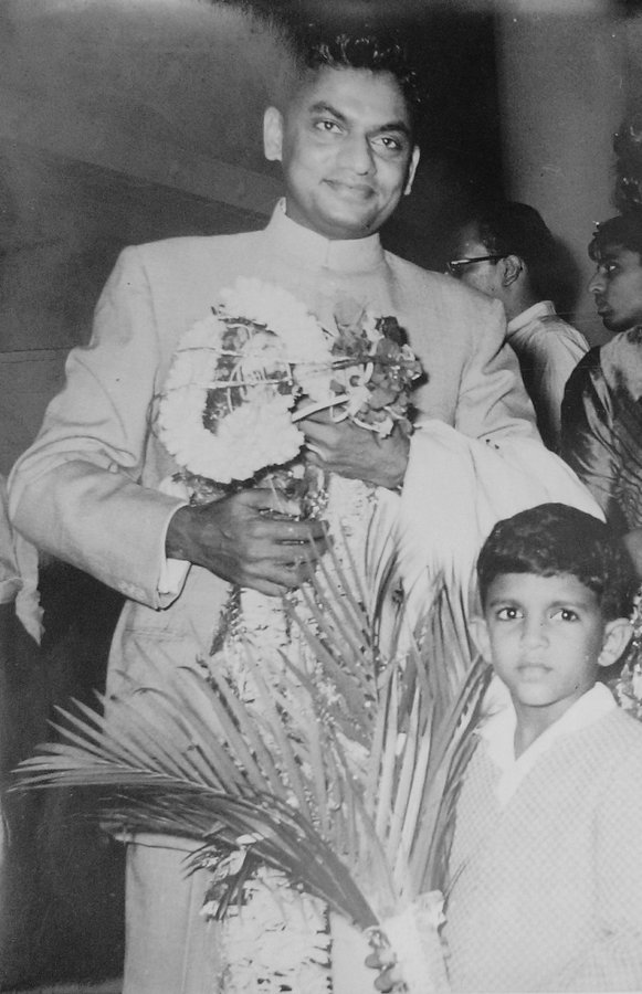 El joven Anand Mahindra con su padre