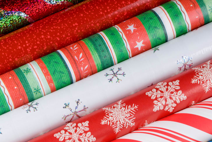 13 consejos para envolver el regalo perfecto de un experto Un primer plano de rollos de papel de regalo.