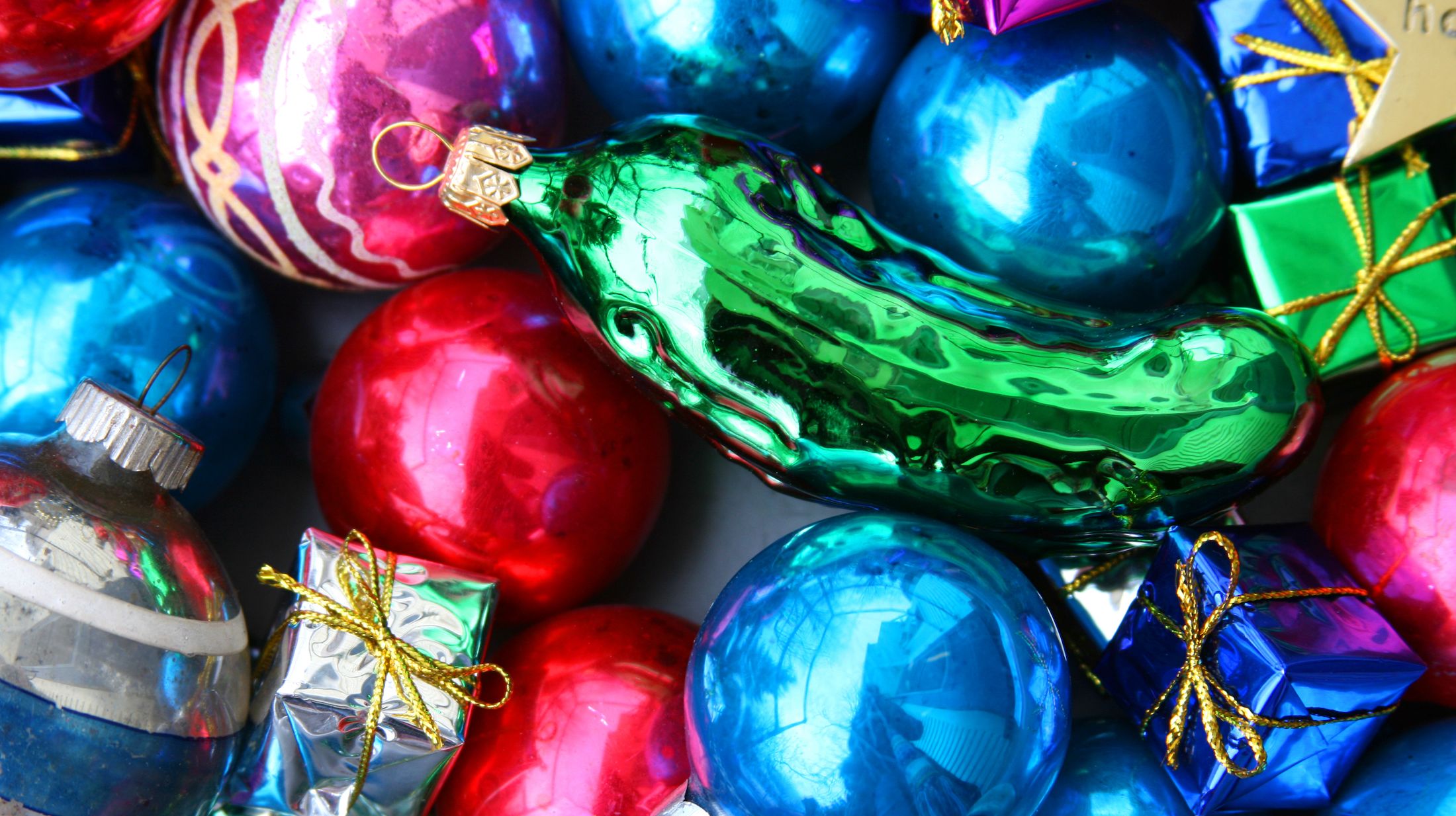 La curiosa tradición de colgar un adorno navideño de pepinillos en los árboles