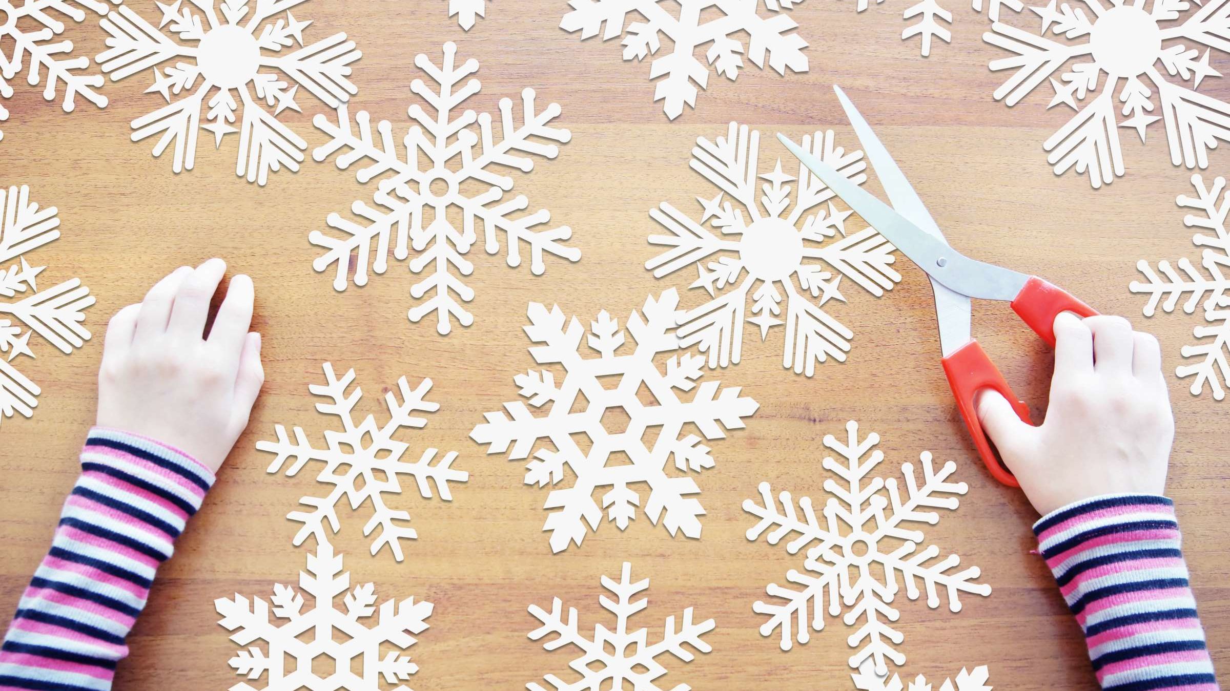 Cómo hacer copos de nieve de papel en 6 sencillos pasos