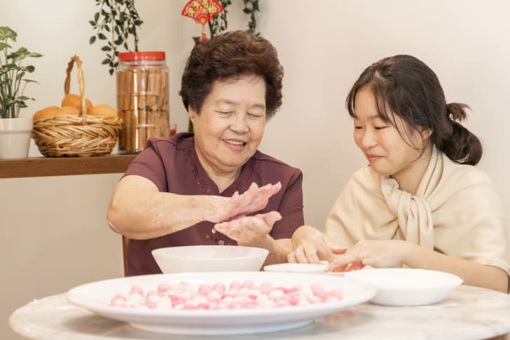 Familia china haciendo tang yuan