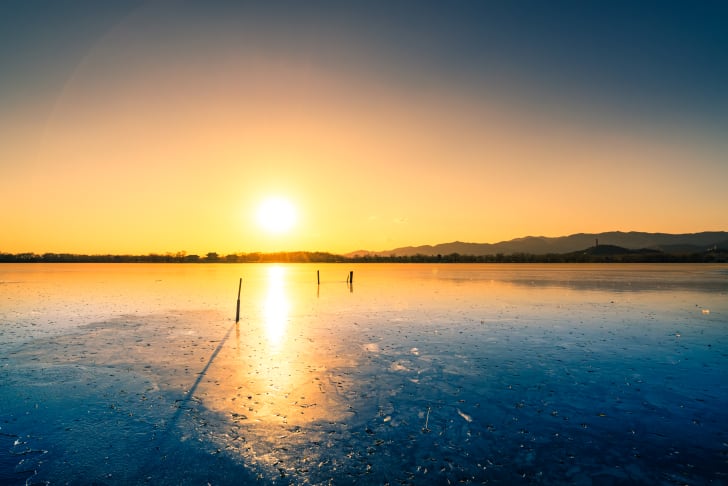 Puesta de sol sobre un lago congelado