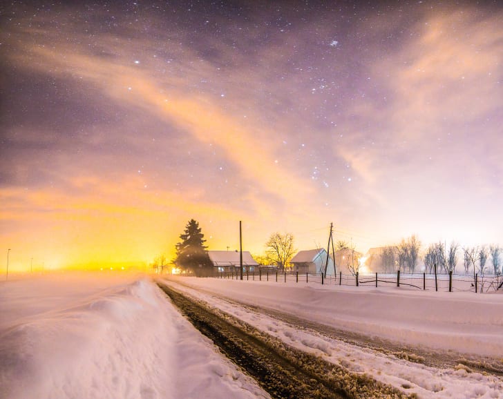 Puesta de sol sobre un campo nevado