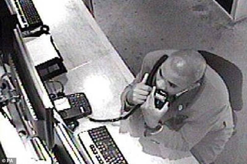 Im&aacute;genes de CCTV de Monde Mbolombo mientras hablaba con la taxista Zola Tongo en noviembre de 2010