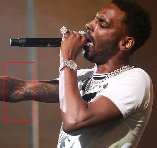 Un tatuaje de 'PRE' en el brazo de Young Dolph